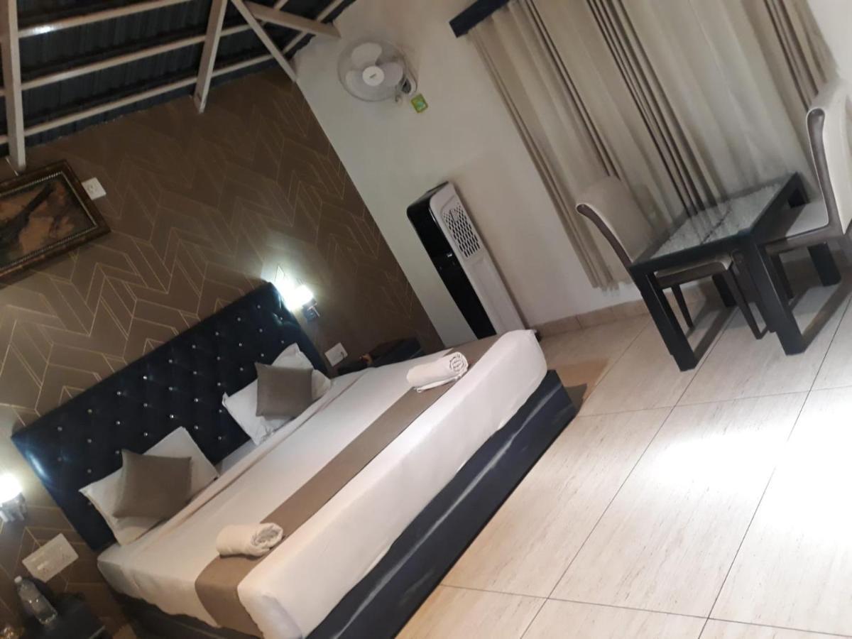 Misty Rain Estate Hotel มาดิเครี ภายนอก รูปภาพ