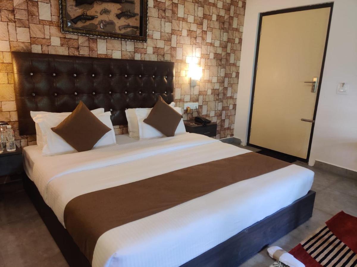 Misty Rain Estate Hotel มาดิเครี ภายนอก รูปภาพ
