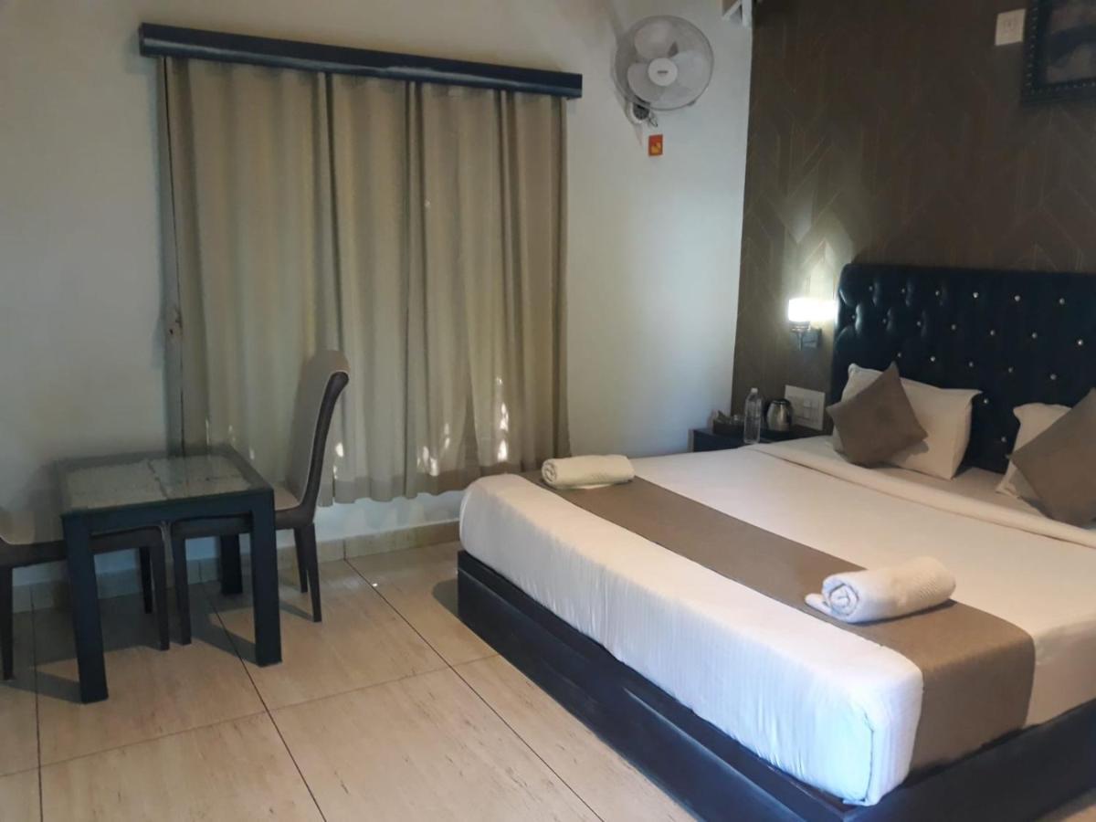 Misty Rain Estate Hotel มาดิเครี ภายนอก รูปภาพ