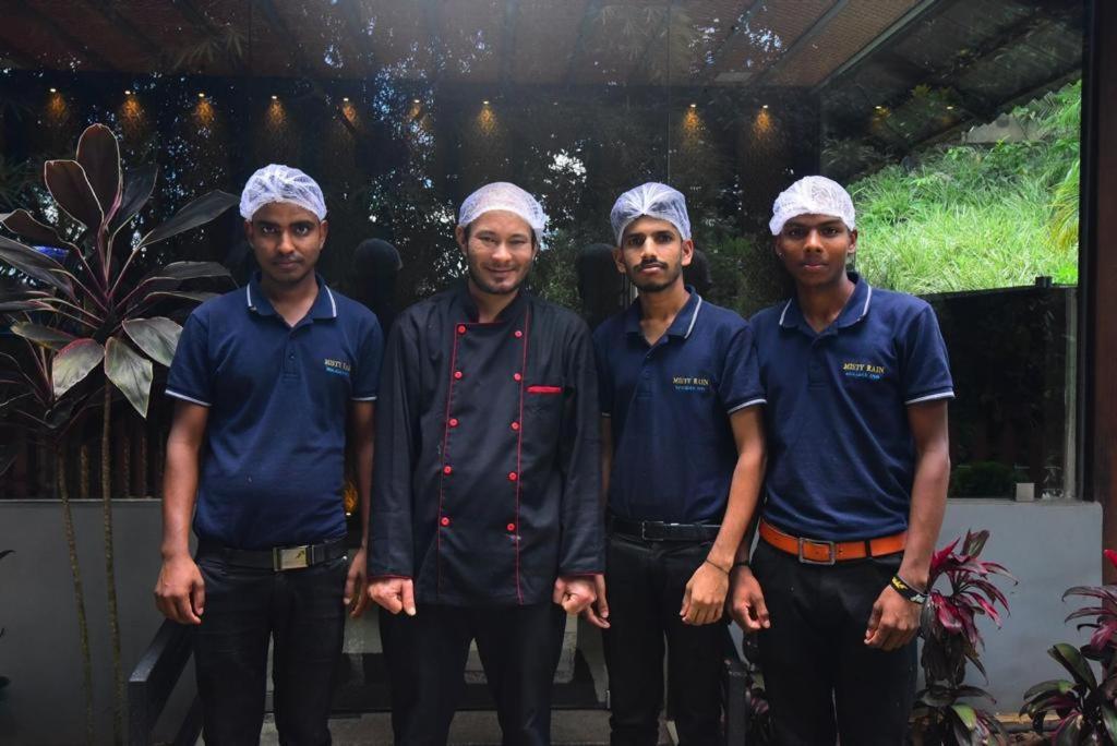 Misty Rain Estate Hotel มาดิเครี ภายนอก รูปภาพ