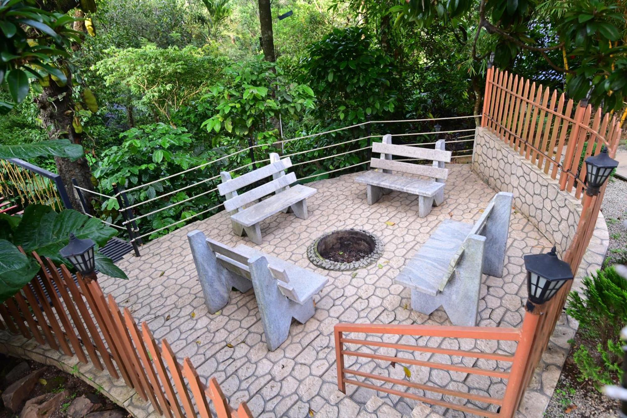 Misty Rain Estate Hotel มาดิเครี ภายนอก รูปภาพ