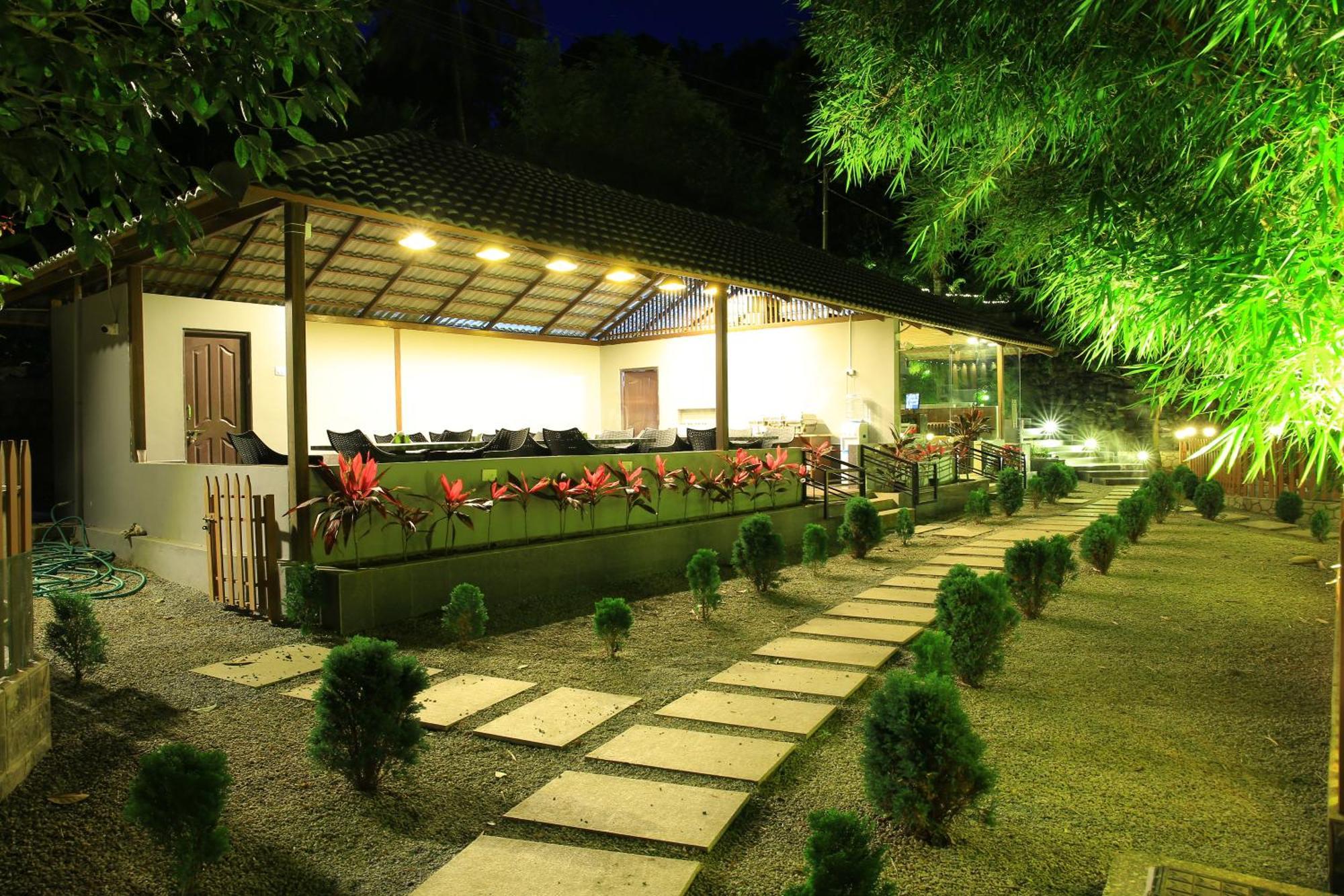 Misty Rain Estate Hotel มาดิเครี ภายนอก รูปภาพ